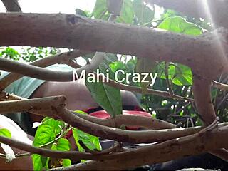 अरे गांव की आंटी, बगीचे में चोदना चाहती हो?