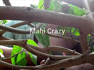 अरे गांव की आंटी, बगीचे में चोदना चाहती हो?