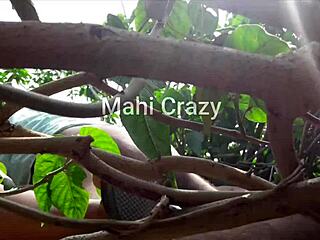 अरे गांव की आंटी, बगीचे में चोदना चाहती हो?