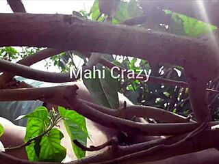 अरे गांव की आंटी, बगीचे में चोदना चाहती हो?