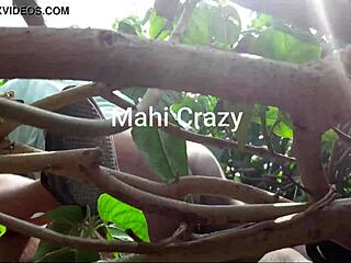 अरे गांव की आंटी, बगीचे में चोदना चाहती हो?