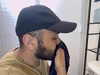 descubro al plomero oliendo mi calzon y me excita