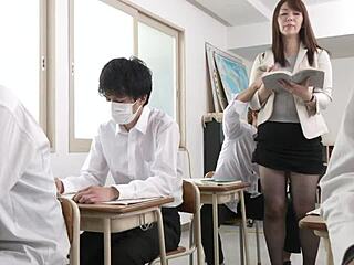 जापानी मिल्फ चिसातो शोदा साइलेंट क्लास में बिग टिट्स चूसते हुए स्क्वर्ट करती है