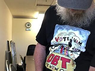 Solo masturbation leads to orgasm for mature horny woman