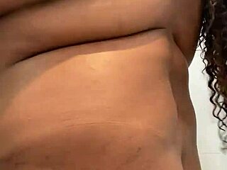 Gostosa showing off in the hotel bathroom 😍