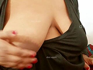 i see my asian aunty showin her big tits