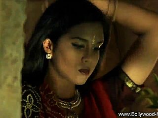 ये मिस्टीरियस इंडियन हसीना को मसाज कौन दे रहा?