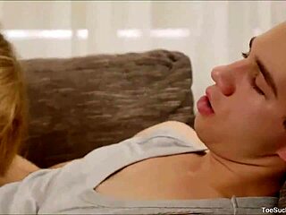 the twinks play with toes