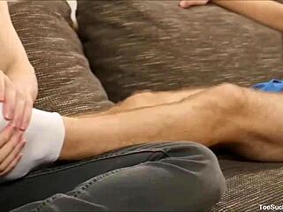 the twinks play with toes