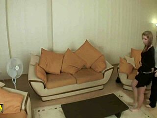 Pareja folla en el sof� de su casa mientras se graban con la c�mara de seguridad de su casa