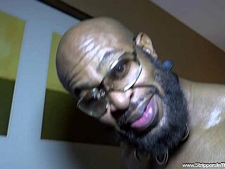 Sage Fox meets huge BBC stripper for first time at Strippersinthehoodxxx 😲