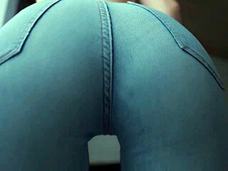 टाइट जींस में बड़ी गांड से तंग करना