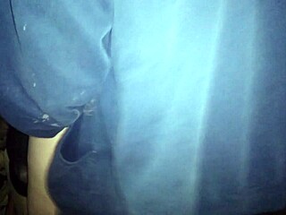 Le corro la tanga de lado y me la coji en el sillon de la cocina