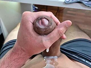 ब्राज़ीलियन एमेचर गे गाय होममेड सोलो वीडियो में हार्ड कम करता है