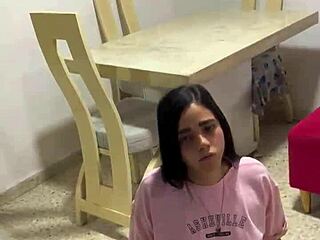 Jovencita De 18 En Su Primera Porno Amateur