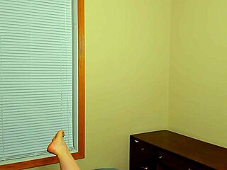 Teen masturbates pussy on webcam