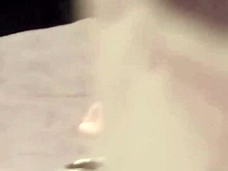 La espio mientras se masturba con dildo