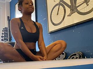 Exibicionista Safada Na Academia Flashing Solo Close Up