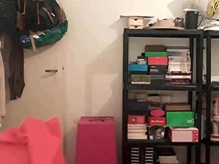 Esclave F S'amuse Avec Du Champagne