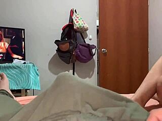 Me masturbo viendole el culo a mi primastra de espaldas ni cuenta se da hasta que le ense�o la verga dialogos en espa�ol