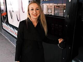 Teen tries gloryhole first time without condom in Teil 1