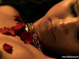 सेक्सी ब्रूनेट इंडियन बेली डांसर नंगी होकर अकेले चूत सहलाती सॉफ्टकोर में