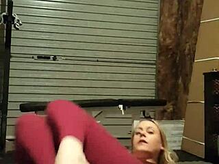 Watch this gym girl do a striptease in leggings