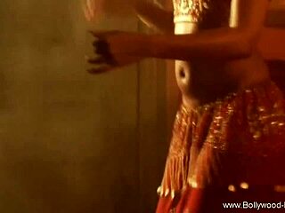 सेक्सी ब्रूनेट इंडियन बेली डांसर नंगी होकर अकेले चूत सहलाती सॉफ्टकोर में