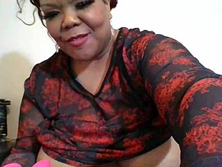 beautiful black bbw teases her wet pussy