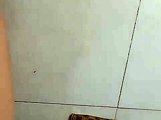 अरे, देखो नगुयेन थी नगोक दुएन प्लास्टिक बोतल से मस्तरबेट करती है वाइल्ड एक्शन में!