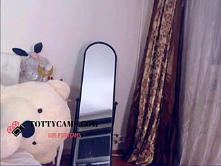 Dark Hair Stunner On Cam