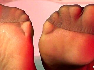 goddess, tease me with your wrinkled soles in the bathtub