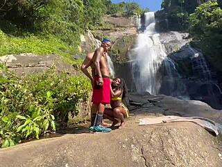 Eu E Meu Amigo Levamos A Pretinha Gostosa Para Cachoeira E Demos Pau Para Ela