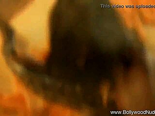 क्या तुम मेरे सेक्सी स्ट्रिपटीज देखना चाहते हो, ब्रूनेट इंडियन?