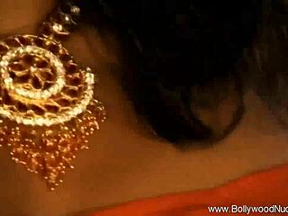 क्या तुम मेरे सेक्सी स्ट्रिपटीज देखना चाहते हो, ब्रूनेट इंडियन?