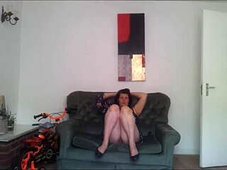 Imwf - Chubby Spreading Her Legs