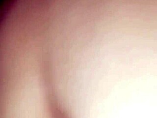 chupando y metiendosela en la panocha carnuda de mi esposa 😈