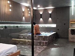 TAVA NA BANHEIRA E ROLOU AQUELE SEXO SELVAGEM MORENA NAO AGUENTOU MINHA ROLA!