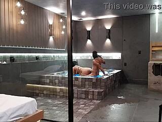 TAVA NA BANHEIRA E ROLOU AQUELE SEXO SELVAGEM MORENA NAO AGUENTOU MINHA ROLA!