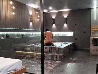 TAVA NA BANHEIRA E ROLOU AQUELE SEXO SELVAGEM MORENA NAO AGUENTOU MINHA ROLA!