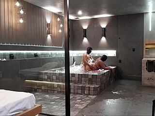 TAVA NA BANHEIRA E ROLOU AQUELE SEXO SELVAGEM MORENA NAO AGUENTOU MINHA ROLA!