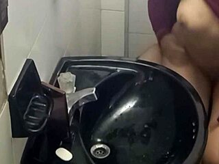 C�mara graba a alumnos en el ba�o del instituto encontramos un ba�o solo cogiendo con alumna en el ba�o video casero