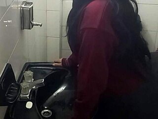 C�mara graba a alumnos en el ba�o del instituto encontramos un ba�o solo cogiendo con alumna en el ba�o video casero