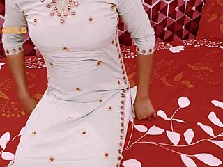 हॉर्नी मेच्योर पेनी सू डॉगीस्टाइल में लेती है