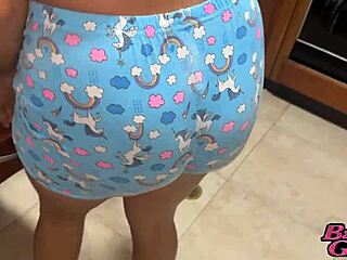 hijastra de 18 años sufre con madrastra de enorme culo que se folla a sus enamorados