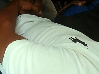 chacal se masturba em ônibus público