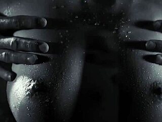 सेन्सुअल कपल वाइल्ड जंगल में क्लोज-अप ऐक्शन से लव रीइग्नाइट करता है