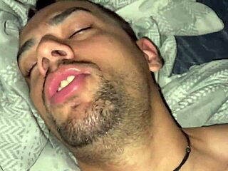 roludos transando gostoso em cena de sexo gay quente dois caras bem roludos fodendo bem gostoso em cima de uma cama - full red