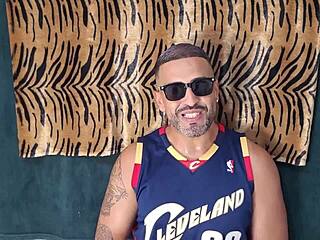 Completinha for you, the stunning Vivi Marques is now live.