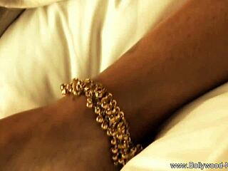 वाह, देखो यह इंडियन ब्रूनेट मिल्फ सेक्सी कपड़े उतार रही है!